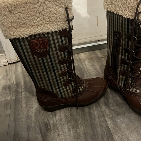 UGG Edmonton Boot - Picture 2 of 6